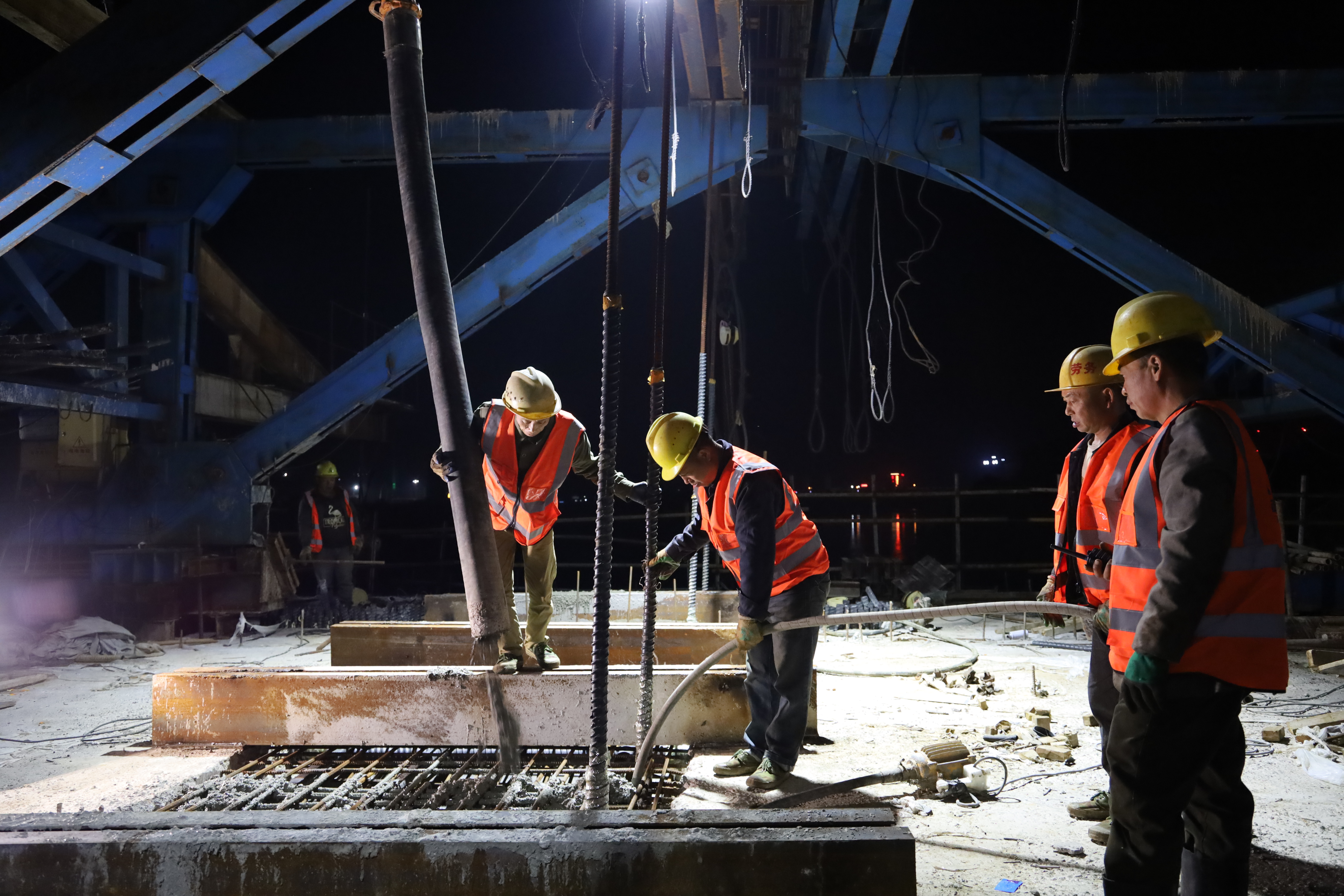 紅壁巖大橋中跨合龍段施工順利完成！